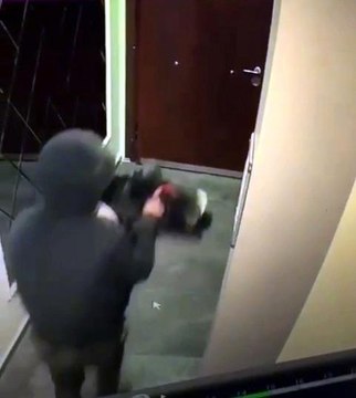 Son dakika haber | Eyüpsultan'da hırsız çaldığı ayakkabıları güçlükle taşıdı: O anlar kamerada