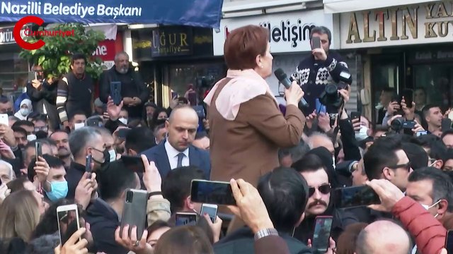 Kalabalık arasındaki yurttaş Akşener'in elinden mikrofonu kapıp bakın neler dedi? Meral Akşener'e olay karşılama