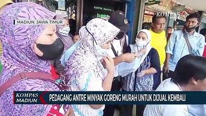 Pedagang Antre Minyak Goreng Murah Untuk Dijual Kembali