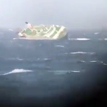 غرق سفينة شحن إماراتية في الخليج وعمليات جارية لإنقاذ طاقمها