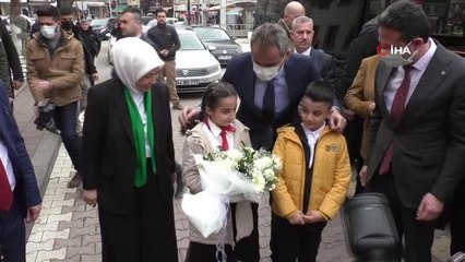 Bakan Özer: "Bu sürecin en büyük kahramanları şüphesiz öğretmenlerimiz"