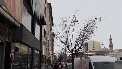 Soğuktan iş yeri ve evlerin çatılarında metrelerce buz sarkıtı oluştu