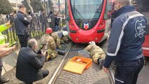 İstanbul'da bir kişi tramvayın önüne atlayarak intihar etmeye çalıştı