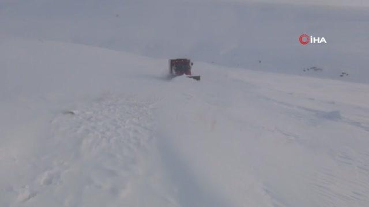 Yolu ulaşıma kapanan köyde hastalanan anne ve bebeğine sağlık ekipleri yetişti