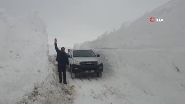 Kar kalınlığı 5 metreyi aştı ekipler yol açma çalışmalarına gece gündüz devam ediyor