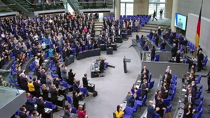 Zelensky fala ao Parlamento alemão e é aplaudido