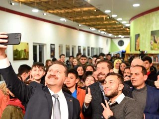 Sındırgı'da öğrencilerin konuğu Yücel Yılmaz oldu