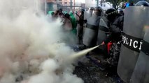 Una protesta de profesores acaba en batalla campal en Bolivia