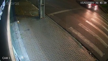 Imagens de câmera de segurança registram acidente entre Sandero e motocicleta na Rua Manaus