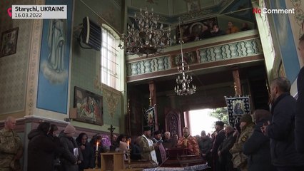 A la frontière polonaise, le dernier adieu aux soldats ukrainiens Roman et Mykola