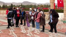 Mardin'de 60 öğrenci şehitliği ziyaret edip dua okudu