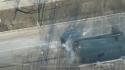 Un soldado ruso huye tras ser atacado su tanque cuando entraba a Mariupol