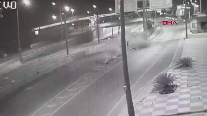 ANTALYA'DA YÖN LEVHASINA ÇARPAN OTOMOBİLDEKİ 3 GENÇ ÖLDÜ