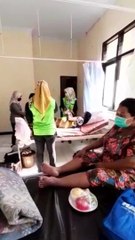 Berbagi kebahagian dengan pasien puskesmas panggul dalam memperingati hut ppni yg ke 48
