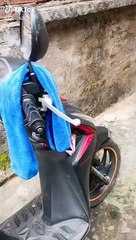 Đón mẹ đơn thân đi làm về, câu nói của bé trai khiến dân mạng xót xa