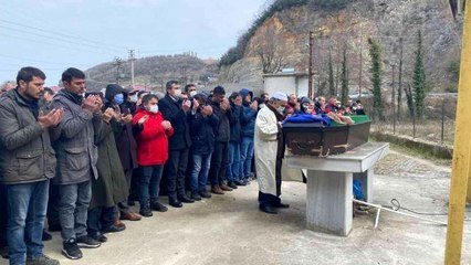 İtfaiye amiri yangında ölen annesini gözyaşlarıyla toprağa verdi