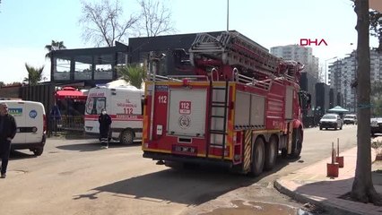 MERSİN'DE 4 KATLI BİNANIN GİRİŞİ ÇÖKTÜ