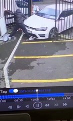 Il oublie son frein à main le temps d'ouvrir le portail et essaye désespérément de rattraper la situation