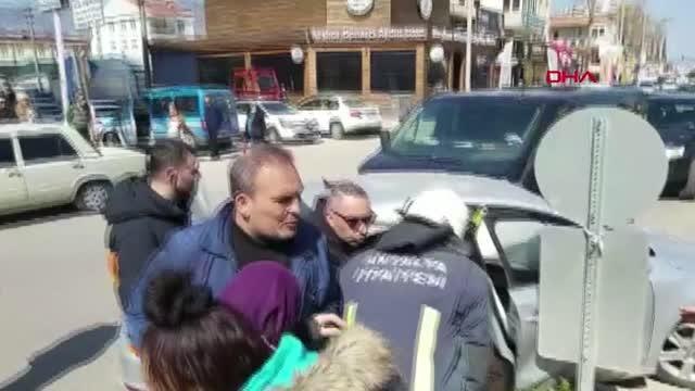 MİNİBÜS OTOMOBİLE ÇARPTI: 3 YARALI