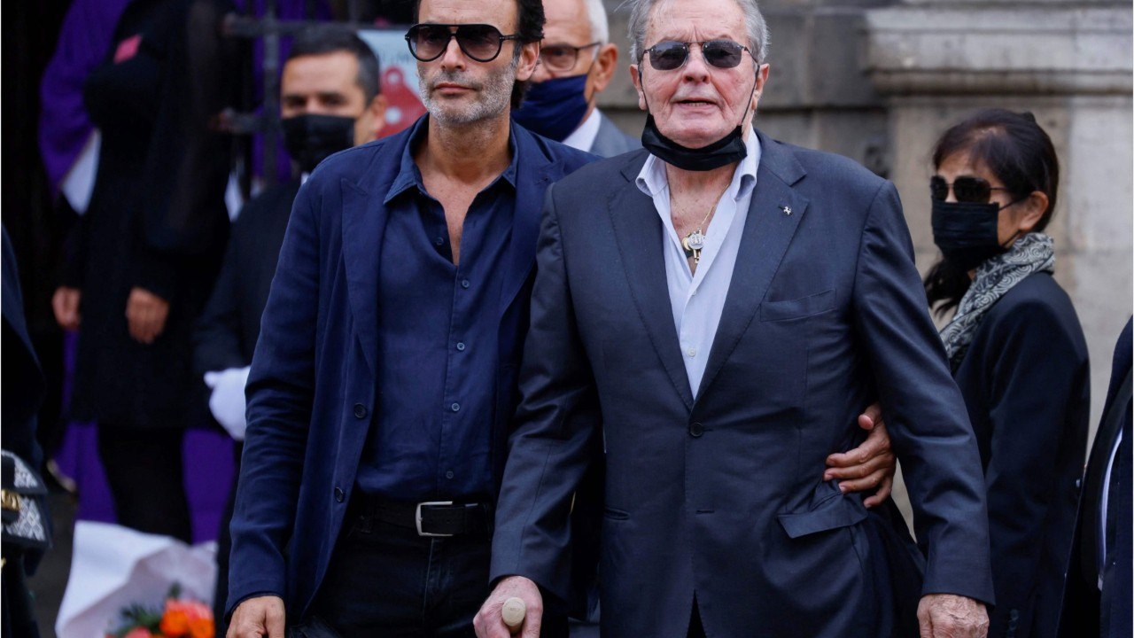 FEMME ACTUELLE - Anthony Delon : comment Mireille Darc l'a protègé d'Alain Delon lors de violentes disputes