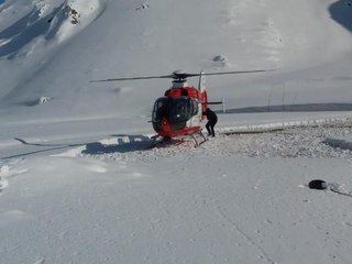 Download Video: YOLU KAPALI KÖYDEKİ HASTA KIZAKLA TAŞINIP, AMBULANS HELİKOPTERLE SEVK EDİLDİ