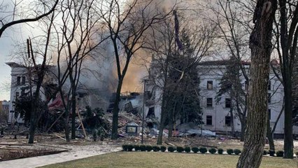 Download Video: Guerre en Ukraine : un théâtre abritant des centaines de civils bombardé à Marioupol