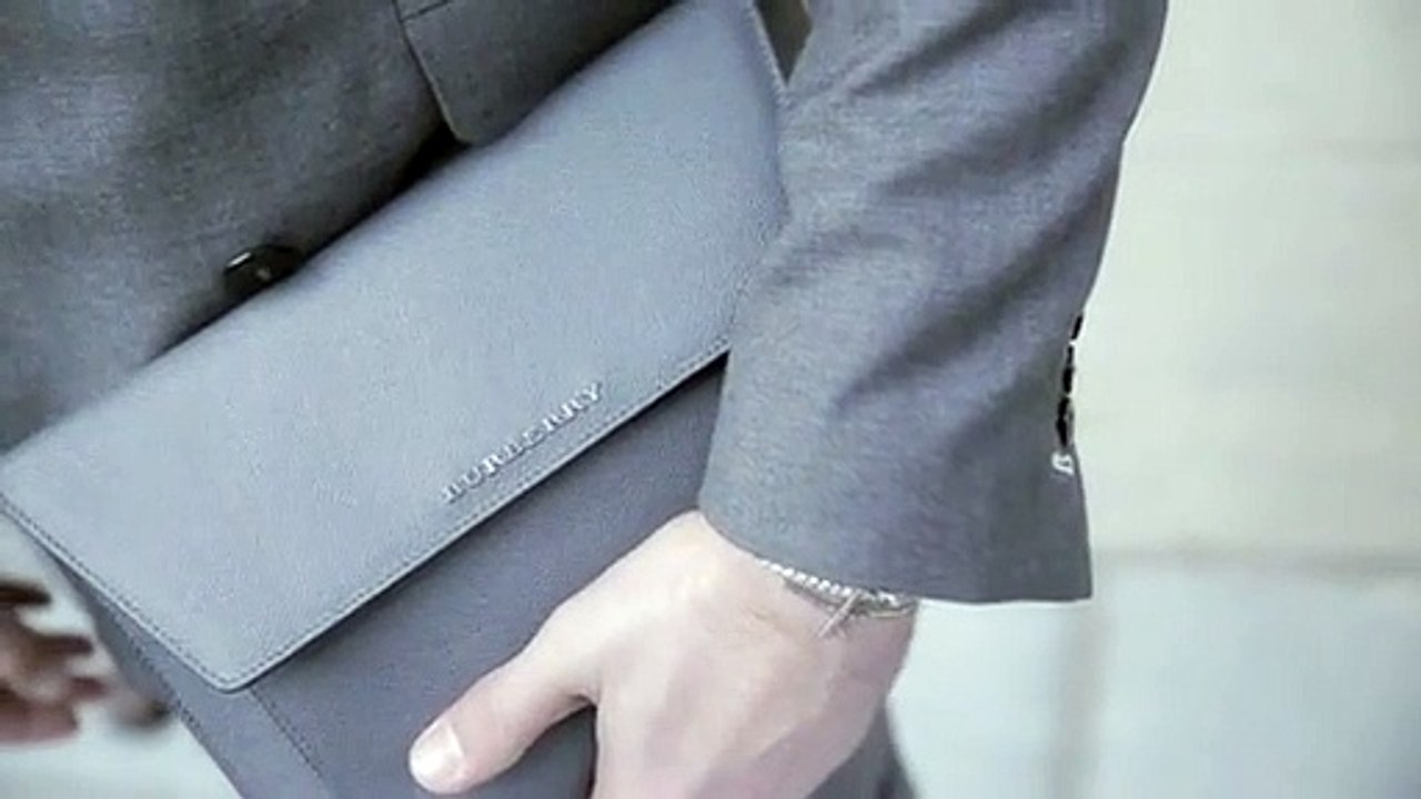 L'homme au short gris