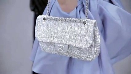 La fille en robe bleue