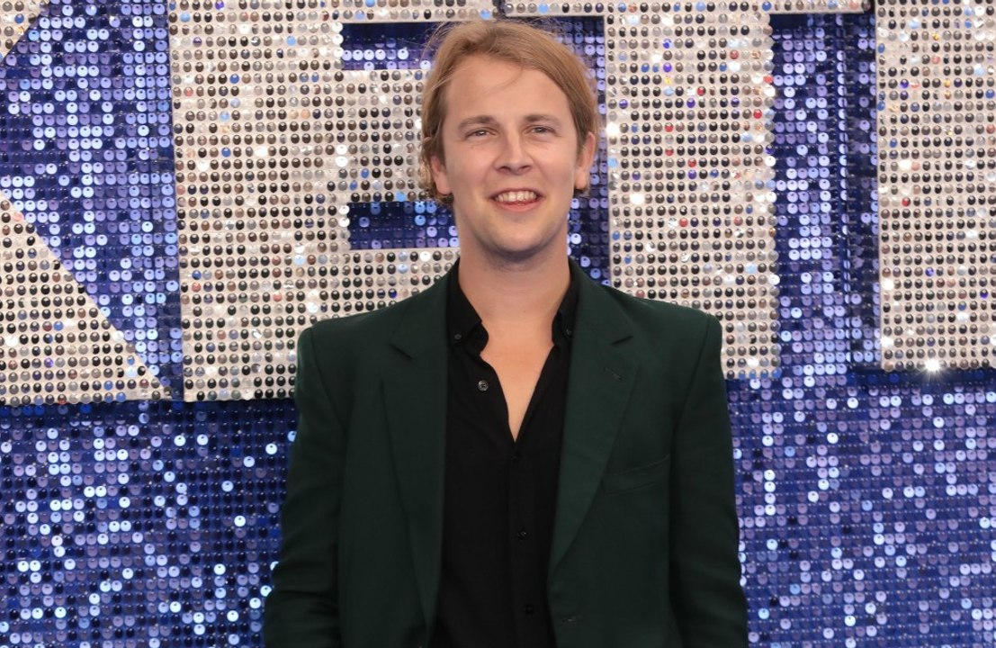 Tom Odell chante son tube "Another Love" pour des réfugiés ukrainiens en Roumanie