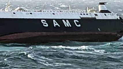 Cargueiro dos Emirados naufraga perto da costa do Irã