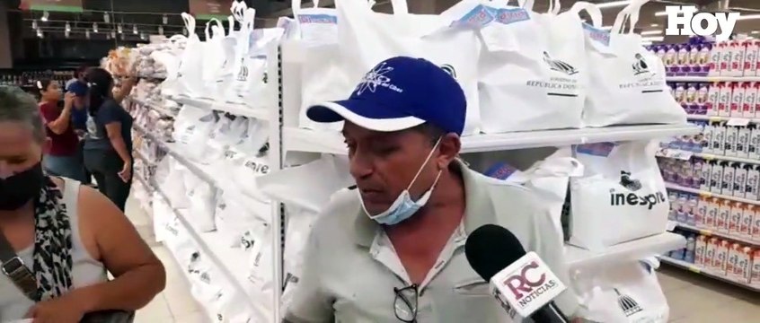 Personas acuden a supermercados a comprar a precio de Inespre