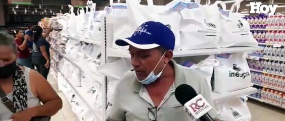 Personas acuden a supermercados a comprar a precio de Inespre