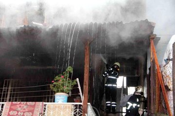 Elektrikli battaniye evi yaktı