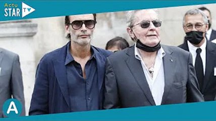 “Il a pété un câble et m'a sauté dessus” : cette terrible confrontation entre Anthony Delon et son p