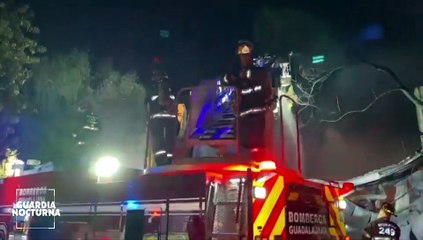 Un impresionante incendio dejó prácticamente en cenizas una refaccionaría de la colonia El Rosario