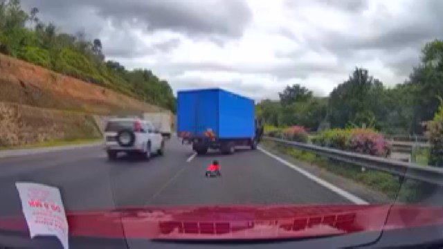 Budak tercampak keluar di Lebuhraya PLUS, polis buru pemandu Myvi biru
