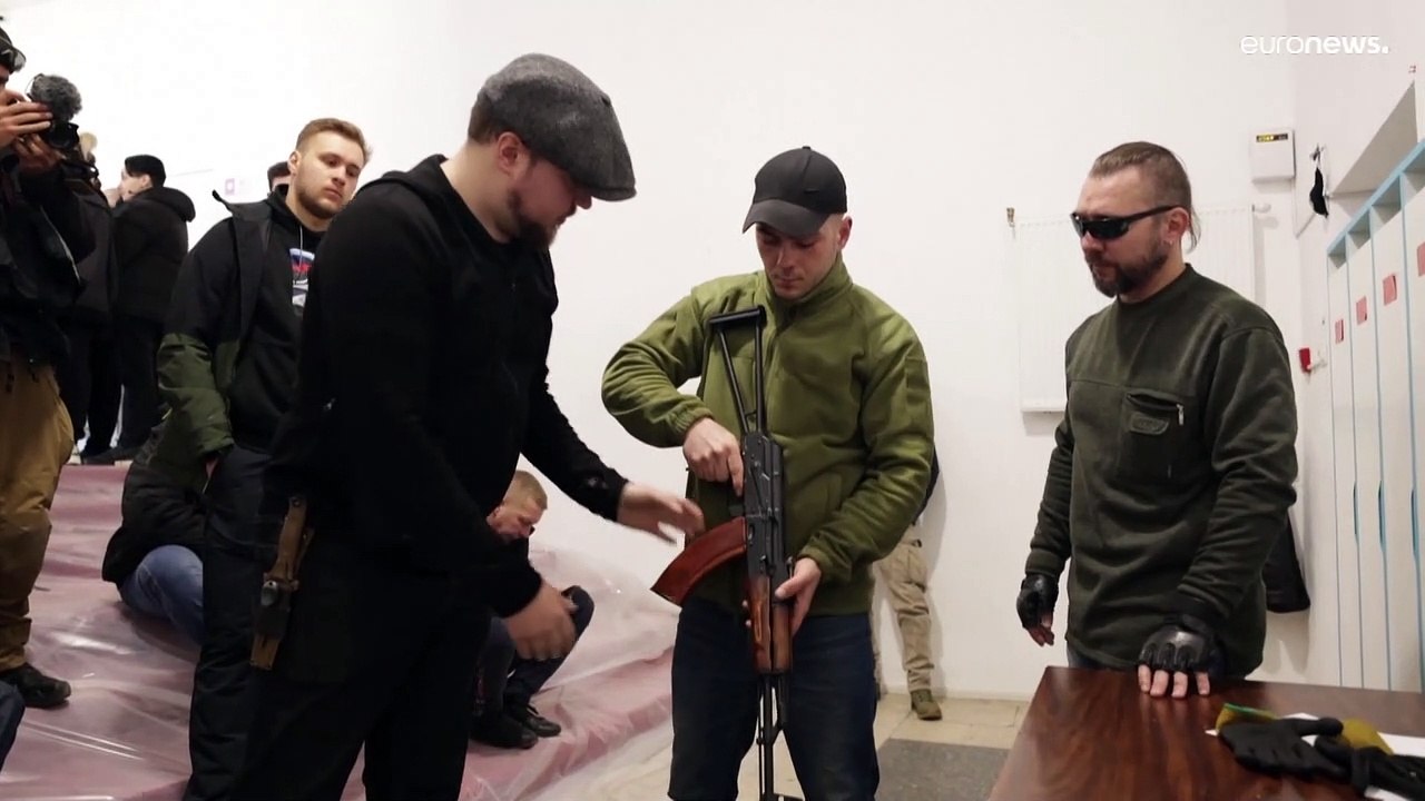 Hobbyschütze aus Helsinki zeigt Zivilisten in Lwiw, wie man eine Kalaschnikow bedient