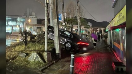 승용차가 전봇대 들이받고 전복...탑승자들 잠적 / YTN
