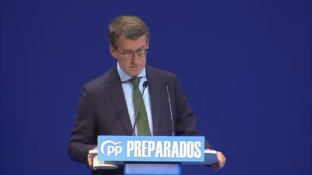 Un seguidor de Casado interrumpe un acto de Feijóo en Oviedo entre gritos de ¡fuera! y ¡presidente! del resto de asistentes