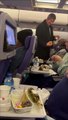 Jean Lassalle fait le tour de l'avion pour récupérer les fromages des passagers