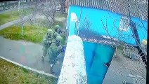 Un couple ukrainien met à la porte des soldats russes qui ont fait irruption dans leur jardin