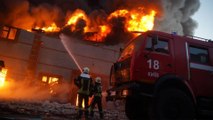 نشوب حريق كبير في سفياتوشينسكي قرب كييف جراء القصف الروسي