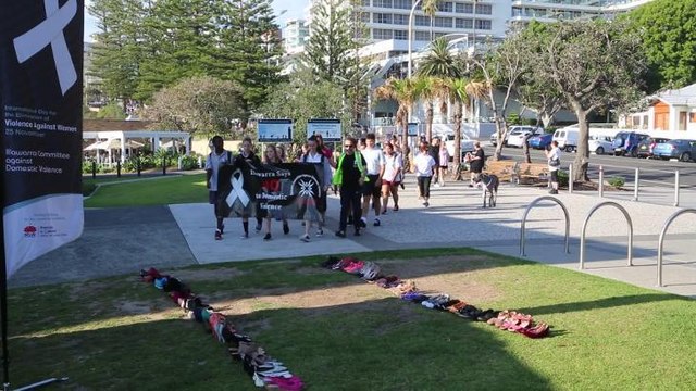 ILLAWARRA MERCURY White Ribbon Day Walk in Wollongong. Video by Greg Ellis.