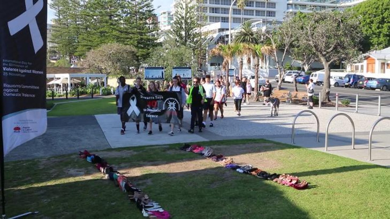ILLAWARRA MERCURY White Ribbon Day Walk in Wollongong. Video by Greg Ellis.