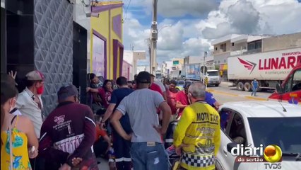 Carreta colide em traseira de moto em entrocamento de BRs na cidade de Pombal e homem fica ferido