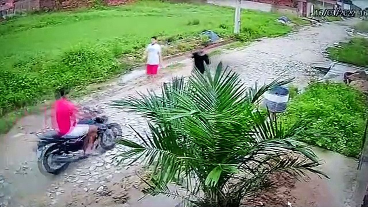 Criminosos armados rendem condutor e roubam motocicleta