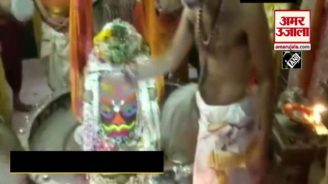 महाकालेश्वर मंदिर में होलिका दहन के बाद जमकर उड़ा गुलाल, भक्तों ने भगवान के साथ खेली होली | Holi 2022