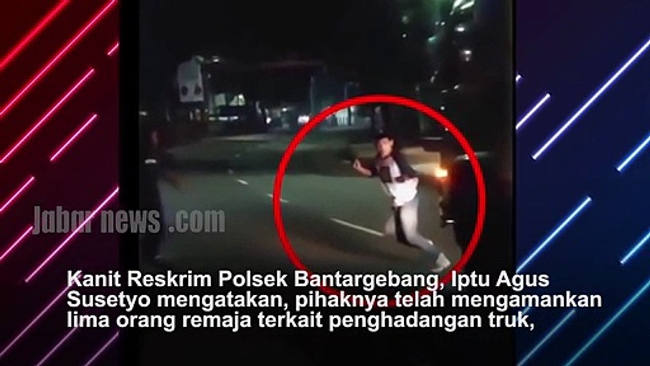 VIRAL!! REMAJA HADANG TRUK DI BEKASI LANGSUNG DIAMANKAN POLISI - Video ...