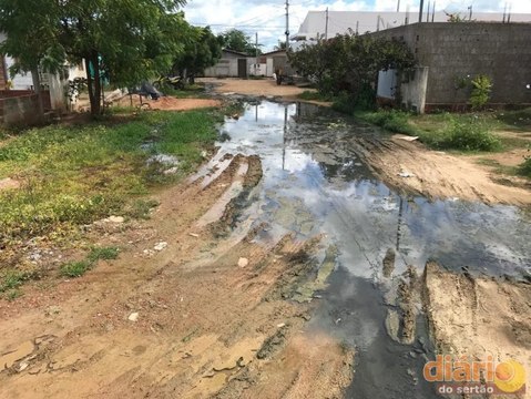 Esgoto estourado há mais de uma semana transforma rua em ‘rio’ de lama na cidade de Sousa