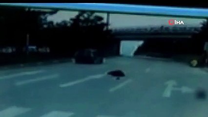 Yolun karşısına geçerken yaşadığı kararsızlık canından ediyordu